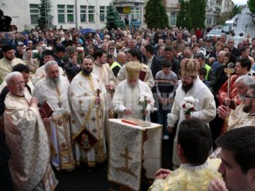 La Fălticeni: Arhiepiscopul Pimen și Episcopul Macarie al Europei de Nord au resfințit Biserica „Adormirea Maicii Domnului”
