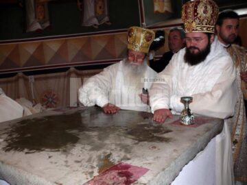 La Fălticeni: Arhiepiscopul Pimen și Episcopul Macarie al Europei de Nord au resfințit Biserica „Adormirea Maicii Domnului”
