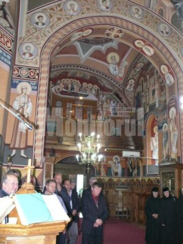 La Fălticeni: Arhiepiscopul Pimen și Episcopul Macarie al Europei de Nord au resfințit Biserica „Adormirea Maicii Domnului”
