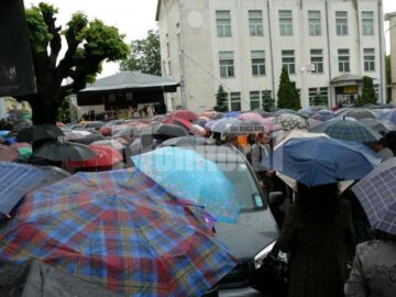 La Fălticeni: Arhiepiscopul Pimen și Episcopul Macarie al Europei de Nord au resfințit Biserica „Adormirea Maicii Domnului”