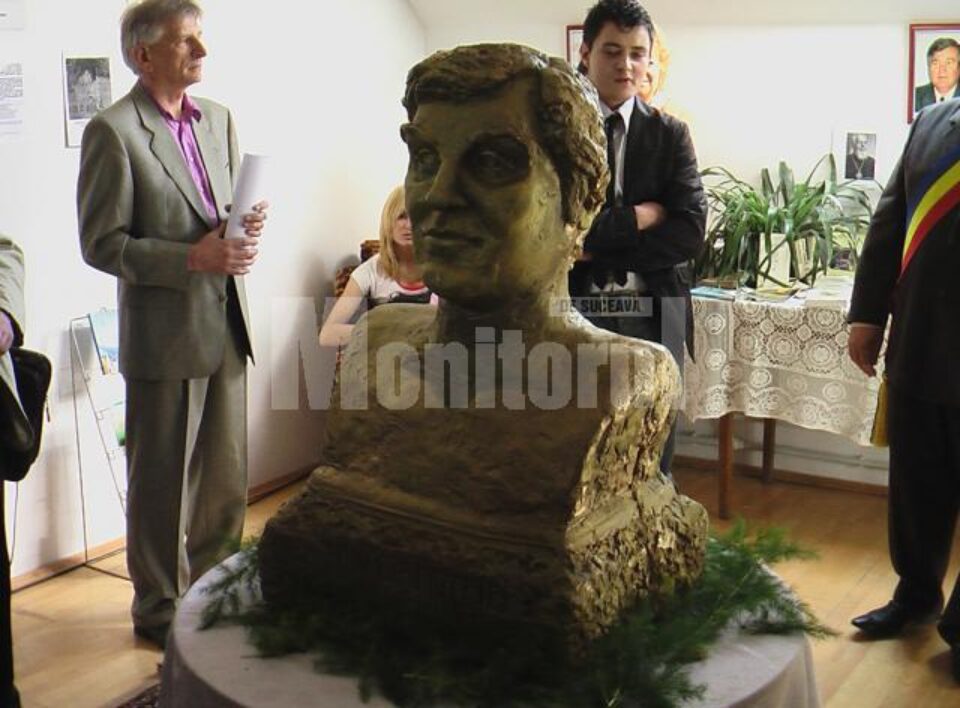 Bustul jurnalistului și scriitorului Mircea Motrici