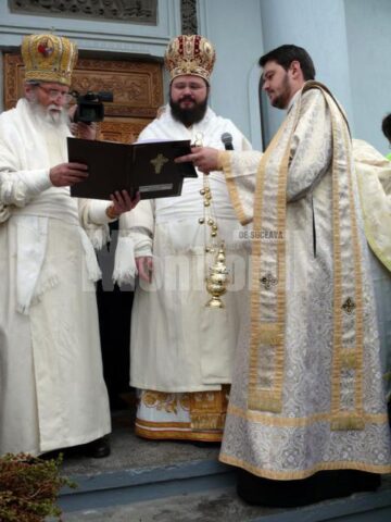 La Fălticeni: Arhiepiscopul Pimen și Episcopul Macarie al Europei de Nord au resfințit Biserica „Adormirea Maicii Domnului”