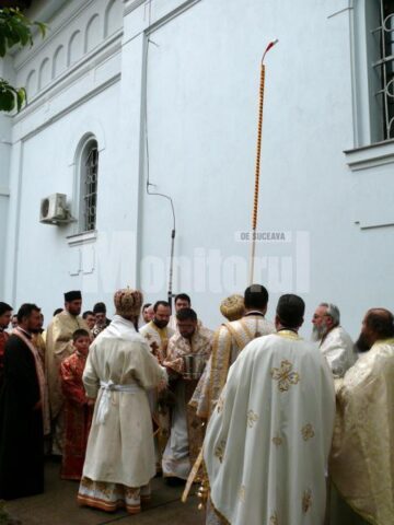 La Fălticeni: Arhiepiscopul Pimen și Episcopul Macarie al Europei de Nord au resfințit Biserica „Adormirea Maicii Domnului”