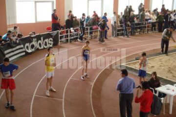 Laurențiu Țâmpău (pe culoarul interior) a câștigat proba de 1.000 de metri