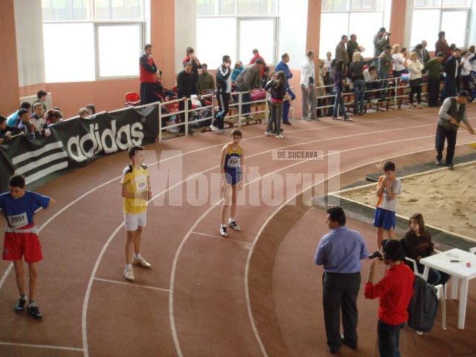 Laurențiu Țâmpău (pe culoarul interior) a câștigat proba de 1.000 de metri
