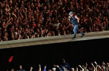 Peste 60.000 de spectatori, la concertul trupei AC/DC în Piața Constituției. Foto: MEDIAFAX