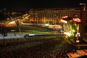Peste 60.000 de spectatori, la concertul trupei AC/DC în Piața Constituției. Foto: MEDIAFAX