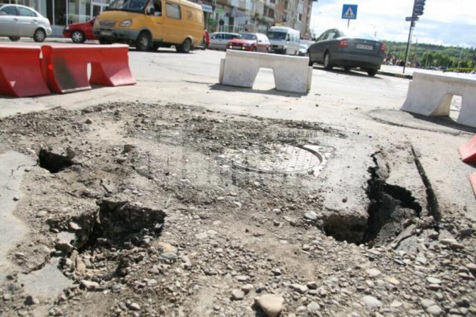 Asfaltul străzii s-a surpat deja în mai multe locuri, chiar în centrul Sucevei