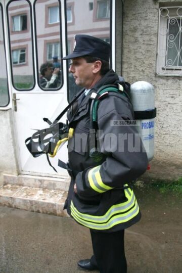 Panică: Zeci de locatari ai unui bloc din Suceava, sufocați de un gaz înecăcios