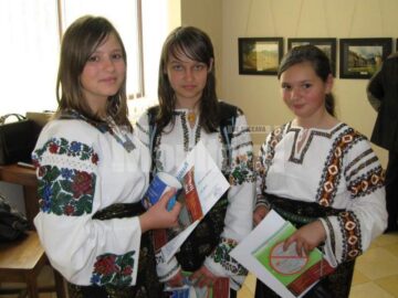 Elevii participanți au primit diplome, cărți și căni de porțelan inscripționate cu logo-ul expoziției