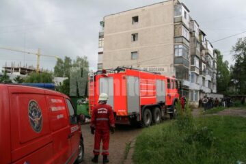 Panică: Zeci de locatari ai unui bloc din Suceava, sufocați de un gaz înecăcios