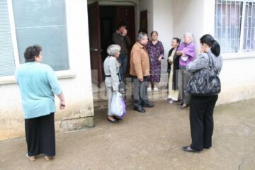 Peste 50 de oameni au fost scoși din locuințe