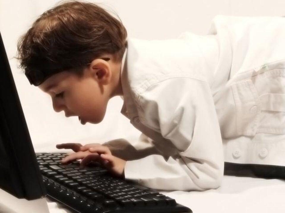 Copiii lăsați nesupravegheați pe internet se confruntă cu primejdii. Foto: SHUTTERSTOCK Copiii lăsați nesupravegheați pe internet se confruntă cu primejdii. Foto: SHUTTERSTOCK