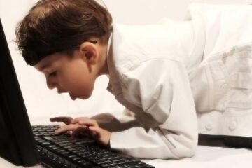 Copiii lăsați nesupravegheați pe internet se confruntă cu primejdii. Foto: SHUTTERSTOCK