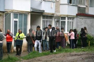 Peste 50 de oameni au fost scoși din locuințe