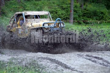 Concursurile de off-road sunt extrem de spectaculoase, dar și pline de noroi