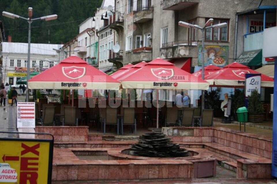 Terenul de pe pietonalul central al orașului a fost închiriat pentru „fabuloasa” sumă de 600 de lei lunar Terenul de pe pietonalul central al orașului a fost închiriat pentru „fabuloasa” sumă de 600 de lei lunar