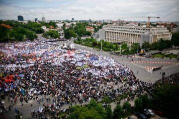 Peste 30.000 de oameni adunați în Piața Victoriei au cerut demisia Guvernului. Foto: MEDIAFAX