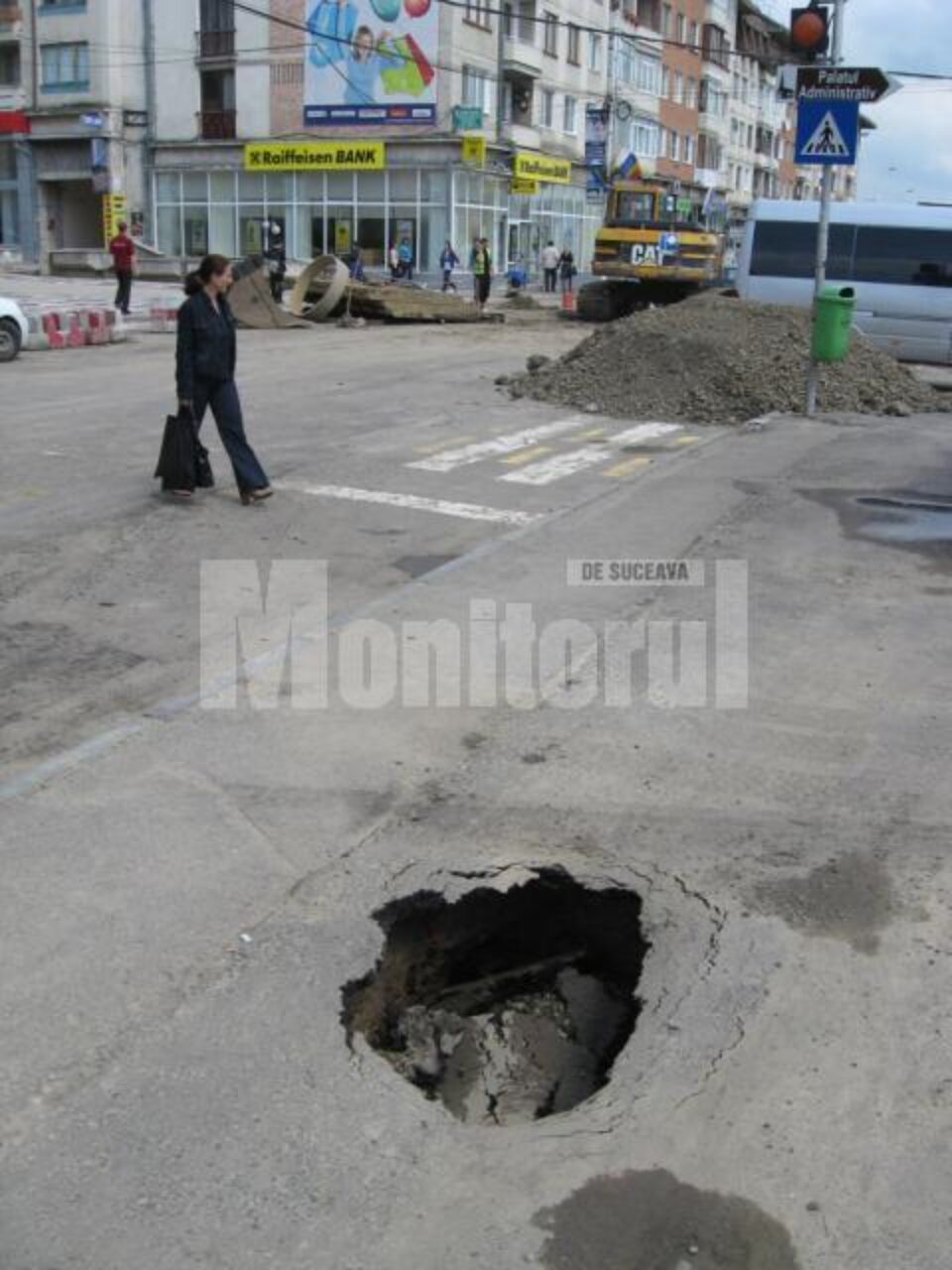 Ultima groapă – capcană, apărută ieri, pe trotuarul din fața Casei de Cultură