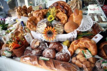 Expoziție: Delicioase produse de panificație și patiserie, prezentate săptămânal în magazinele Mopan