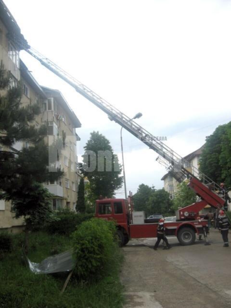Pompierii au urcat până la acoperiș și au prins și întărit cu sârmă bucata de aproximativ 20 de metri pătrați
