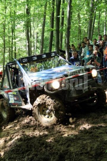 Precipitațiile abundente căzute în zonă toată săptămâna trecută au făcut din această ediție a Off-Road-ului de la Gura Humorului una foarte dificilă