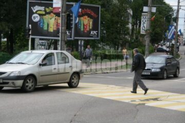 Trecător grăbit, căruia nu i se acordă prioritate