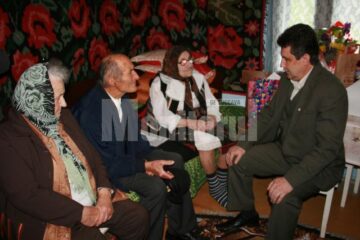 Elena Tetea a fost felicitată la împlinirea vârstei de 100 de ani și de primarul comunei Dorna Arini, Ioan Moraru