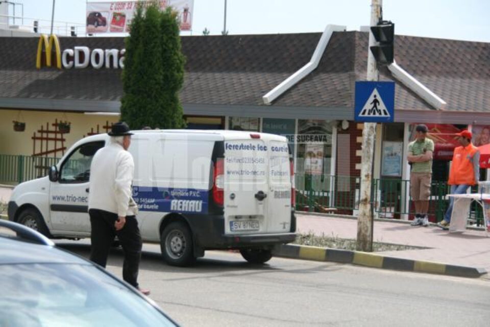Mașinile fac slalom printre pietoni