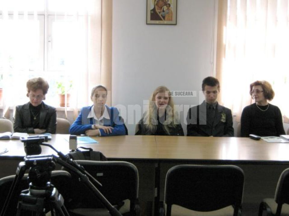 Olimpicii Andreea Cîmpan, Sabine Marie Țăranu și Mihai Cîrjă, alături de profesoarele Sextilia Crăciun și Domnica Oniga