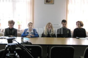 Olimpicii Andreea Cîmpan, Sabine Marie Țăranu și Mihai Cîrjă, alături de profesoarele Sextilia Crăciun și Domnica Oniga