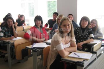 Peste 100 de studenți au purtat banderole albe în cadrul unui protest de tip japonez