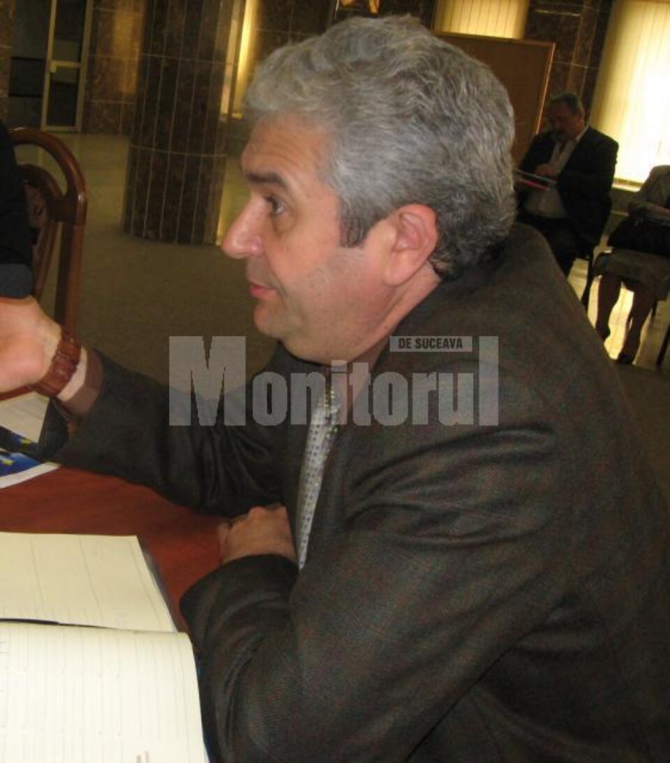 Directorul ACET, Stefan Groza, explicând consilierilor locali că apa potabila consumată este taxată automat și la canalizare