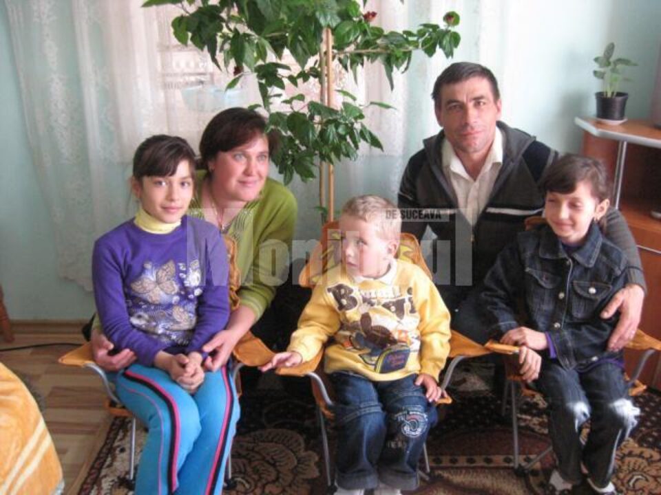 Familie care a adoptat doi copii din maternitate