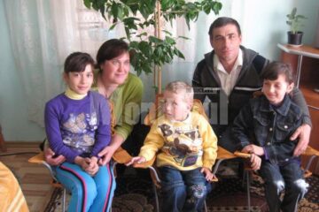 Familie care a adoptat doi copii din maternitate
