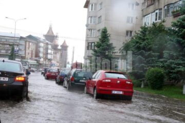 Apele adunate pe străzi au paralizat traficul rutier pe câteva străzi din municipiu