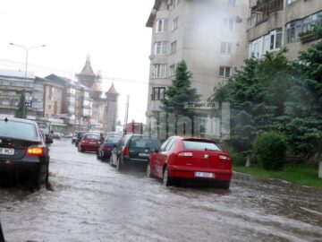 Apele adunate pe străzi au paralizat traficul rutier pe câteva străzi din municipiu