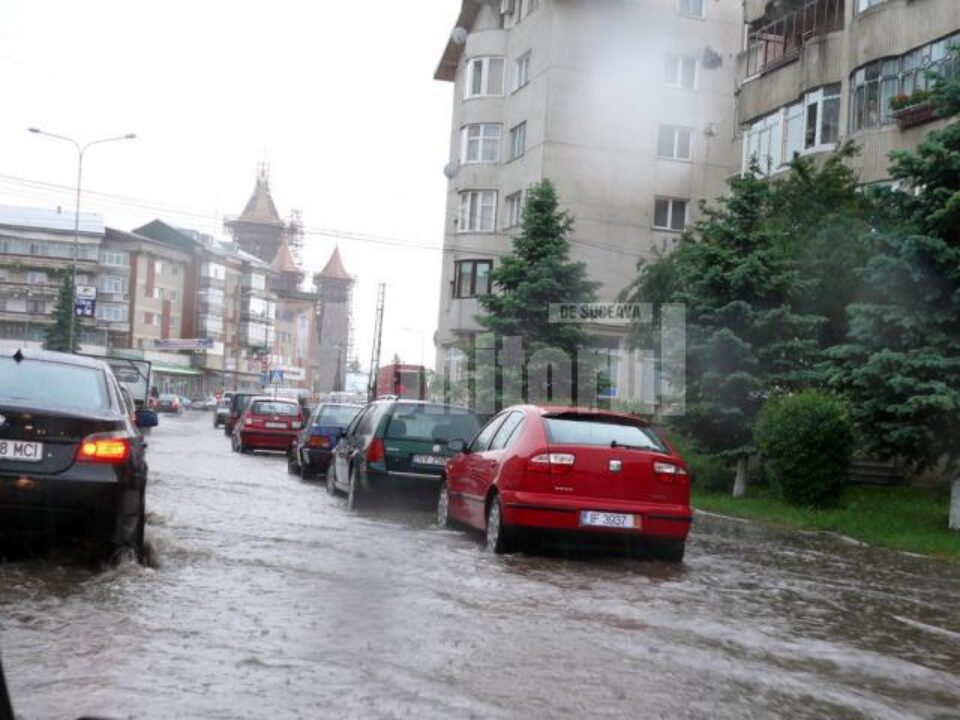 Apele adunate pe străzi au paralizat traficul rutier pe câteva străzi din municipiu