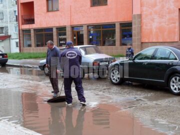 La Fălticeni: Jumătate de oră de ploaie a paralizat traficul pe Drumul European 85