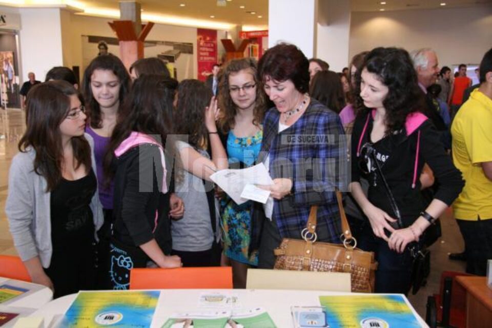 Iullius Mall: Sute de tineri au vizitat ieri Târgul Ofertei Educaționale a liceelor din județ