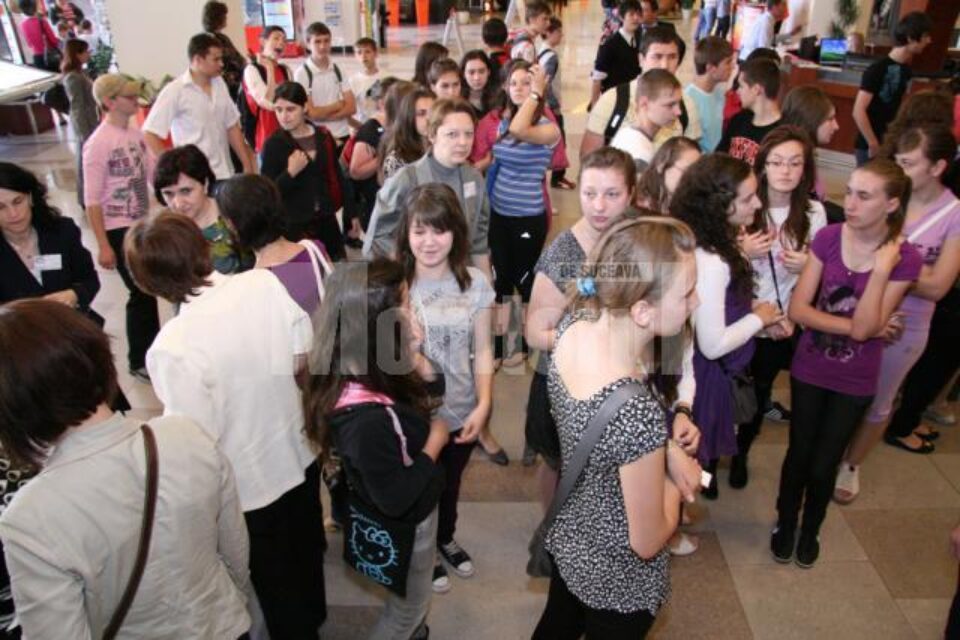Iullius Mall: Sute de tineri au vizitat ieri Târgul Ofertei Educaționale a liceelor din județ