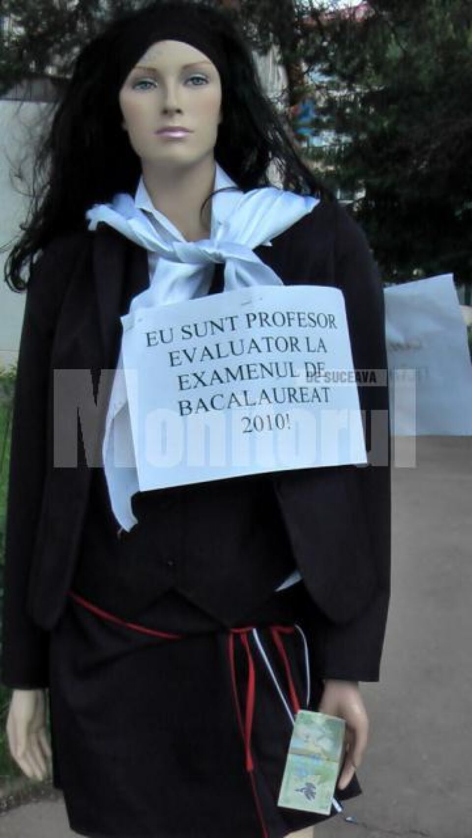 Dascălii de la „Alexandru cel Bun” au așezat în curtea școlii și în sălile de examen manechini din plastic cu câte un leu în mână