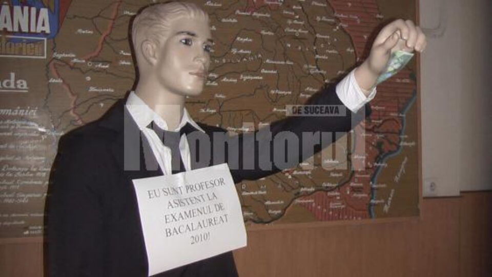 Dascălii de la „Alexandru cel Bun” au așezat în curtea școlii și în sălile de examen manechini din plastic cu câte un leu în mână