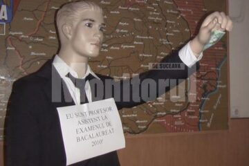 Dascălii de la „Alexandru cel Bun” au așezat în curtea școlii și în sălile de examen manechini din plastic cu câte un leu în mână