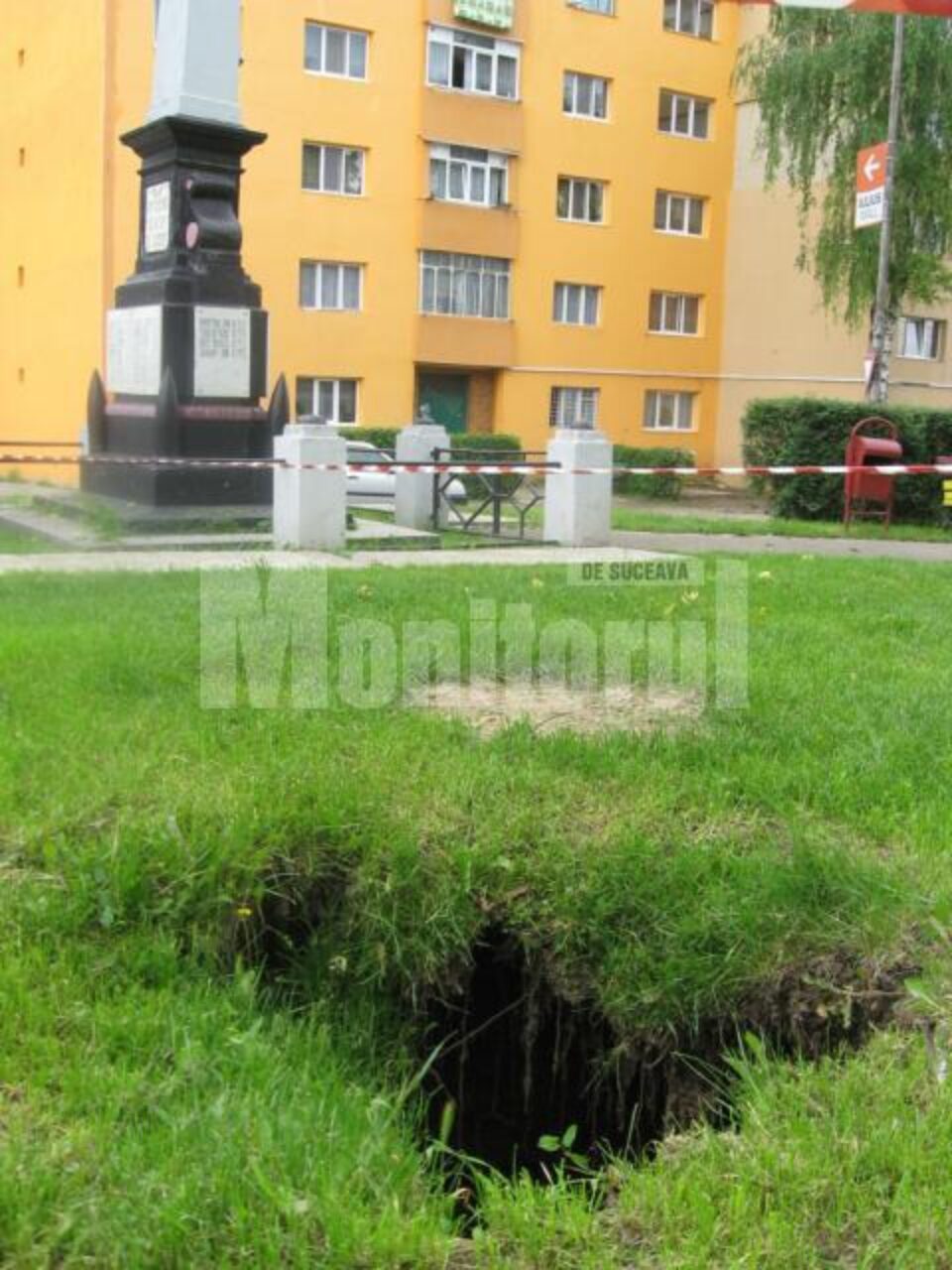 Craterul apărut în parc, suficient de mare cât să “înghită” un om, tinde să se extindă Craterul apărut în parc, suficient de mare cât să “înghită” un om, tinde să se extindă