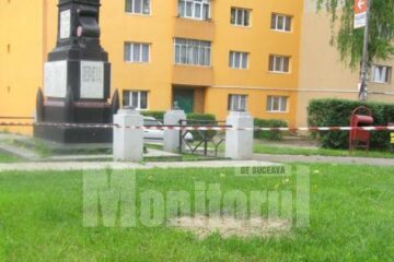 Craterul apărut în parc, suficient de mare cât să “înghită” un om, tinde să se extindă