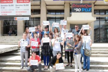 Participantii la flash-mob cu purtat plancarde cu mesaje anti-fumat