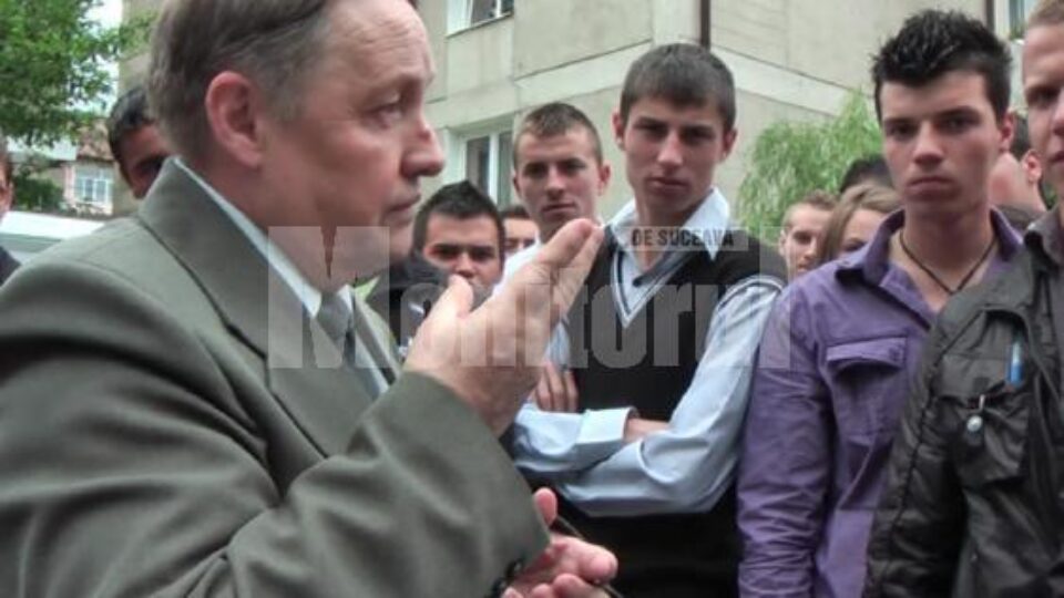 Inspectorul Puiu Șpac convingând elevii să intre la proba de bacalaureat