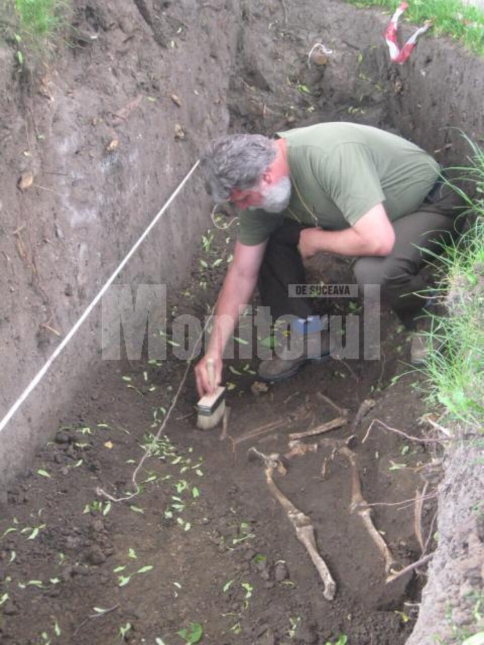 Arheologul Florin Hău și osemintele dintr-un cimitir medieval