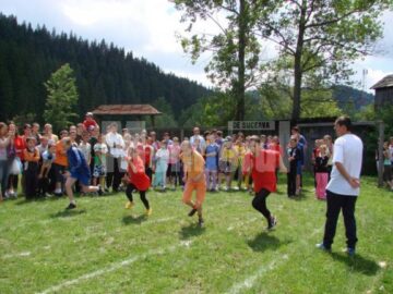 Sute de elevi s-au întrecut în mai multe sporturi, printre care și atletism